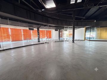 Local Comercial en Renta, 497m2, a la entrada de Juriquilla, Doble altura / Ideal para Gimnasio-Sala de Exhibición Automotriz- Entretenimiento