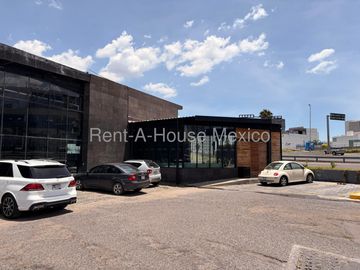 Local Comercial en Renta, 497m2, a la entrada de Juriquilla, Doble altura / Ideal para Gimnasio-Sala de Exhibición Automotriz- Entretenimiento