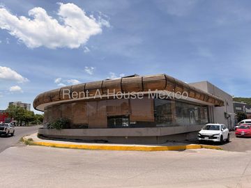 Local Comercial en Renta, 497m2, a la entrada de Juriquilla, Doble altura / Ideal para Gimnasio-Sala de Exhibición Automotriz- Entretenimiento
