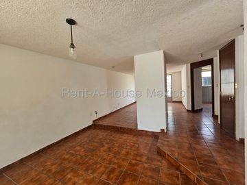 Casa en Venta, sobre Calle, Para remodelar, Colonia Constituyentes cerca del Parque Qro.2000, Amplia cocina y jardín, 3 recámaras y cuarto de servicio