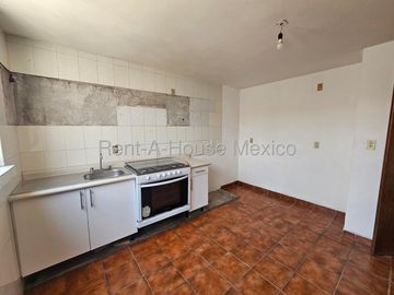 Casa en Venta, sobre Calle, Para remodelar, Colonia Constituyentes cerca del Parque Qro.2000, Amplia cocina y jardín, 3 recámaras y cuarto de servicio