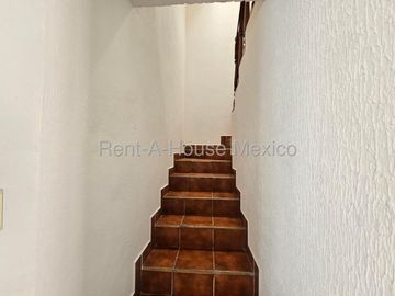 Casa en Venta, sobre Calle, Para remodelar, Colonia Constituyentes cerca del Parque Qro.2000, Amplia cocina y jardín, 3 recámaras y cuarto de servicio