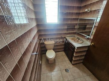 Casa en Venta, sobre Calle, Para remodelar, Colonia Constituyentes cerca del Parque Qro.2000, Amplia cocina y jardín, 3 recámaras y cuarto de servicio