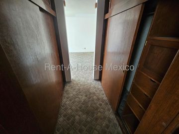 Casa en Venta, sobre Calle, Para remodelar, Colonia Constituyentes cerca del Parque Qro.2000, Amplia cocina y jardín, 3 recámaras y cuarto de servicio
