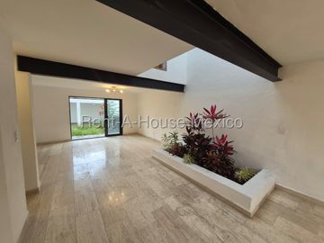 Casa de venta con 4 Hab, 4 Baños en Carretas, Queretaro, Mexico.