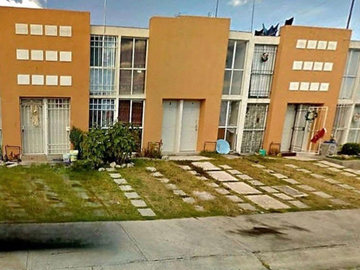 CASA EN PUEBLA AMPLIA, ACABADOS DE LUJOS, CUENTA CON TODOS LOS SERVICIOS Y AMENIDADES.