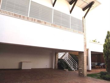 ALQUILER DE HERMOSA CASA EN LA FLORA - EXCELENTE UBICACIÓN.