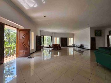 Disewakan Komersial Building luas 600m2 di Tengah kota Jl Kusumabangsa surabaya
