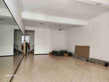 Disewakan Komersial Building luas 600m2 di Tengah kota Jl Kusumabangsa surabaya