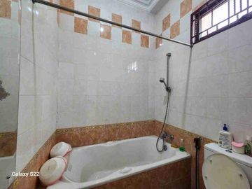 Disewakan Komersial Building luas 600m2 di Tengah kota Jl Kusumabangsa surabaya