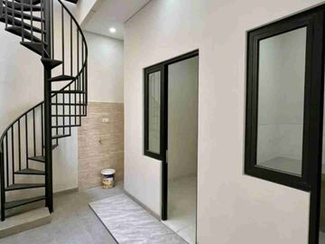 RUMAH BARU TENGGILIS MEJOYO SELANGKAH DARI KAMPUS UBAYA TRANSMART RUNGKUT PANJANG JIWO KENDANGSARI JEMURANDAYANI SURABAYA