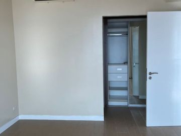 For Rent : 3BR Corner Unit Golf course view in EightForbes Town for 150k per month!