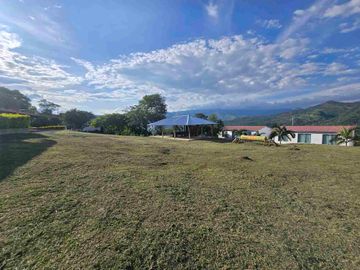 Vendo finca ganadera y ecoturística lista para operar.