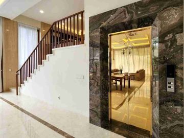 FOR SALE
BRAND NEW FULLY FURNISHED AT KEMANG

- Luas Tanah ± 1.066 m2
- Luas Bangunan ± 1.000 m2
- 7 bedroom + 3
- 7 bathroom + 2
- 6 garasi + 10 carport

Lantai UTAMA
- Reception Room LUAS to Terrace
- Swimming Pool + Garden

MEZZANINE
- Lounge / Dining
- Main Pantry
- 2 Ensuits Bedrooms

Lantai 3
- Pivate Family Room
- 5 Ensuits Bedrooms
- Powder Room
- Family Pantry
- 1 Study / Library (R.Kerja)

Lantai Dasar Service :
- 3 Kamar Tidur Pembantu
- 2 Kamar Mandi Pembantu
- 1 room Laundry
- 1 Ruang Jemur
- Dapur + Ruang makan ART / Supir

Specs Materials :
- Cat Dinding: ICI DULUX/ Mowilex atau setaraf
- Cat Kusen, Pintu Jendela: PLITUR warna Natural
- Kusen: Kayu Bangkiray
- Daun Pintu/Jendela: Merbau, Tebal 5cm
- Tinggi Pintu ± 285 - 4,50 cm
- Genteng: Keramik
- Kap Baja Ringan
- Plafon Gypsum Tinggi 3,5 m s/d 4,5 m
- Sanitare Grohe, Toto setaraf

FASILITAS:
- Kolam Renang
- Teras wooden dek
- Taman
- Dapur Pantry + Cabinet & Dapur Pembantu cabimet
- 16 Car Parking space:
6 Mobil Indoor Garage
10 Mobil Driveway
- Wardrobes / Lemari Pakaian semua Kamar Tidur
- Beds (Ranjang)
- AC Cassete ~ Split DAIKIN sesuai kebutuhan Ruangan
- Home LIFT
- Garden 3 sisi depan, samping, Belakang
- Kulkas Besar 2 Pintu side by side
- Televisi
- Oven Gas / Listrik
- Microwave
- Stove Kompor Gas 4 tungku
- Kompor Dapur Pembantu
- Ranjang Susun Pembantu
- Semua Brand ditentukan dan discrecy Kontraktor

Price : Rp 62 M Nego