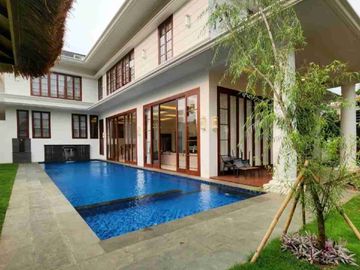FOR SALE
BRAND NEW FULLY FURNISHED AT KEMANG

- Luas Tanah ± 1.066 m2
- Luas Bangunan ± 1.000 m2
- 7 bedroom + 3
- 7 bathroom + 2
- 6 garasi + 10 carport

Lantai UTAMA
- Reception Room LUAS to Terrace
- Swimming Pool + Garden

MEZZANINE
- Lounge / Dining
- Main Pantry
- 2 Ensuits Bedrooms

Lantai 3
- Pivate Family Room
- 5 Ensuits Bedrooms
- Powder Room
- Family Pantry
- 1 Study / Library (R.Kerja)

Lantai Dasar Service :
- 3 Kamar Tidur Pembantu
- 2 Kamar Mandi Pembantu
- 1 room Laundry
- 1 Ruang Jemur
- Dapur + Ruang makan ART / Supir

Specs Materials :
- Cat Dinding: ICI DULUX/ Mowilex atau setaraf
- Cat Kusen, Pintu Jendela: PLITUR warna Natural
- Kusen: Kayu Bangkiray
- Daun Pintu/Jendela: Merbau, Tebal 5cm
- Tinggi Pintu ± 285 - 4,50 cm
- Genteng: Keramik
- Kap Baja Ringan
- Plafon Gypsum Tinggi 3,5 m s/d 4,5 m
- Sanitare Grohe, Toto setaraf

FASILITAS:
- Kolam Renang
- Teras wooden dek
- Taman
- Dapur Pantry + Cabinet & Dapur Pembantu cabimet
- 16 Car Parking space:
6 Mobil Indoor Garage
10 Mobil Driveway
- Wardrobes / Lemari Pakaian semua Kamar Tidur
- Beds (Ranjang)
- AC Cassete ~ Split DAIKIN sesuai kebutuhan Ruangan
- Home LIFT
- Garden 3 sisi depan, samping, Belakang
- Kulkas Besar 2 Pintu side by side
- Televisi
- Oven Gas / Listrik
- Microwave
- Stove Kompor Gas 4 tungku
- Kompor Dapur Pembantu
- Ranjang Susun Pembantu
- Semua Brand ditentukan dan discrecy Kontraktor

Price : Rp 62 M Nego