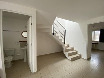 RENTA CASA VIÑEDOS,COND GINEBRA,3 Recamara,3 baños,cocina equipada