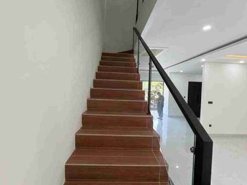 RUMAH BARU 3 LANTAI + ROOFTOP DI CILANDAK – DESIGN MODERN, SIAP HUNI, HARGA MENARIK!

Di sebrang mall Citos, Lokasi di jalan Mandala dekat jalan Cilandak permai raya , Jakarta Selatan