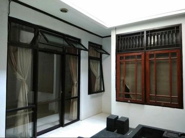 Di Jual Rumah Siap Huni, 2 Lantai di Villa Gunung Lestari Jombang,Ciputat.