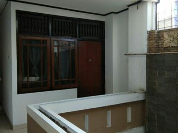 Di Jual Rumah Siap Huni, 2 Lantai di Villa Gunung Lestari Jombang,Ciputat.