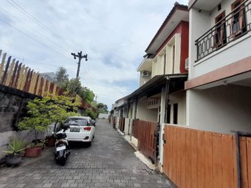 DIJUAL CEPAT RUMAH 2 LANTAI 4 KAMAR DEKAT KAMPUS ATK BANGUNHARJO SEWON.JK4000