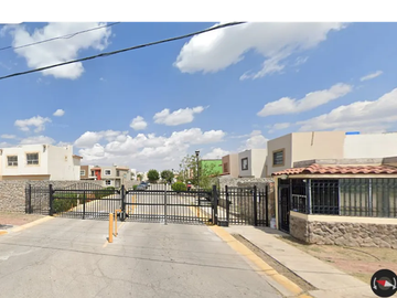 Casa ubicada en Colonia Parcela Ejido Jesús Carranza. Con 2 recamaras con 169m2. A unos minutos de Plaza Senderos.