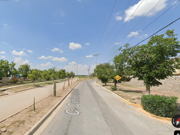 Casa ubicada en Colonia Parcela Ejido Jesús Carranza. Con 2 recamaras con 169m2. A unos minutos de Plaza Senderos.