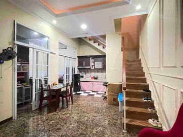 Dijual Rumah Terawat Fullrenove 2 Lantai  3 KT, 2 KM Luas Tanah 120 m² Surat SHM - Rp.775Jt Posisi HOOK atau Pinggir 
LOKASI : Perumahan Safira Regency Ciracas  Kota Serang Banten ( Dekat Menuju Alun2 Serang ) Pusat Kota Serang Banten