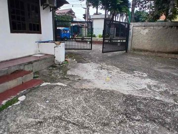 Rumah Hitung Tanah Row Jalan 2 Mobil di Petukangan Utara
