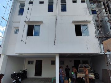 FOR SALE! 3-Storey Townhouse 13.5M (Slightly Negotiable)  w/ Roofdeck in Project 2 Quezon City-AP