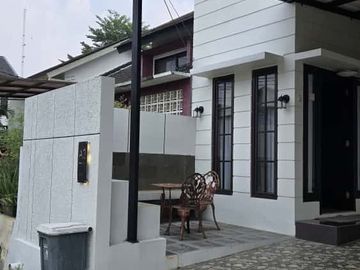 DIJUAL RUMAH CANTIK SIAP HUNI 2 LANTAI FULL FURNISH DI VILLA SELECTA (HR43)