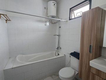 DIJUAL RUMAH CANTIK SIAP HUNI 2 LANTAI FULL FURNISH DI VILLA SELECTA (HR43)