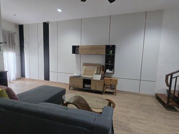 DIJUAL RUMAH CANTIK SIAP HUNI 2 LANTAI FULL FURNISH DI VILLA SELECTA (HR43)