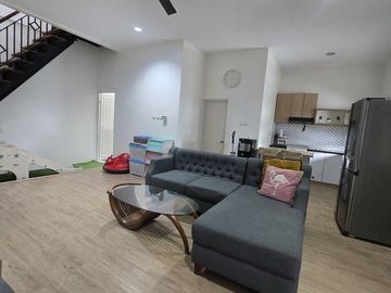 DIJUAL RUMAH CANTIK SIAP HUNI 2 LANTAI FULL FURNISH DI VILLA SELECTA (HR43)