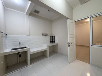 DIJUAL CEPAT RUMAH 3 LANTAI SEMI FURNISHED SUDAH RENOV SEPERTI BARU DI CLUSTER SAMARA VILLAGE GADING SERPONG