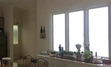 Rumah di Kendangsari dimensi 12x32 meter, bangunan 2 lantai ada 6 kamar tidur, siap huni dan terawat