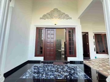 Rumah Baru Mewah American Klasik Dalam Cluster Siap Huni