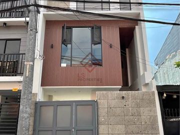 FOR SALE 3-Storey House in Kapitolyo, Pasig City - SH160