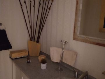 REMODELADA, VENDO CASA EN COLON ECHEGARAY