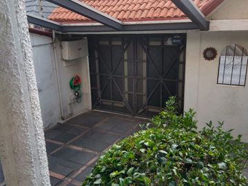 REMODELADA, VENDO CASA EN COLON ECHEGARAY