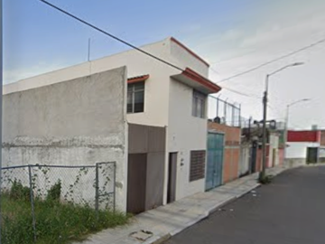 CASA EN PUEBLA SUPER AMPLIA, ACABADOS DE LUJOS, CUENTA CON TODOS LOS SERVICIOS Y AMENIDADES.