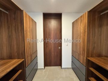 Departamento, PB, con jardín y vista desde sala comedor y recámaras, amplios espacios y amenidades para la familia. A 5 min de Antea