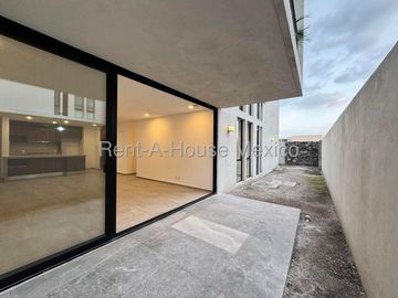 Departamento, PB, con jardín y vista desde sala comedor y recámaras, amplios espacios y amenidades para la familia. A 5 min de Antea