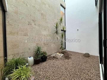 Altos Juriquilla, Casa en Venta 231m2, Amplios y funcionales espacios, ideal para familias grandes, 4a. recamara o estudio en PB