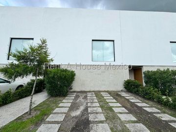 Altos Juriquilla, Casa en Venta 231m2, Amplios y funcionales espacios, ideal para familias grandes, 4a. recamara o estudio en PB
