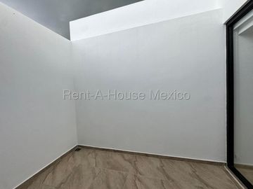 Altos Juriquilla, Casa en Venta 231m2, Amplios y funcionales espacios, ideal para familias grandes, 4a. recamara o estudio en PB