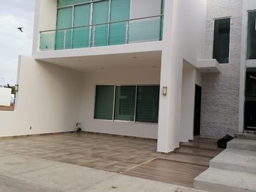 CASA NUEVA EN RENTA EN HERMOSO FRACCIONAMIENTO PRIVADO