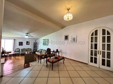 Alamos 2a Sec. Casa en Venta, Precio Competitivo, Lista para disfrutar o renovar, Una sola planta, 3 rec. Alberca, Amplios jardines