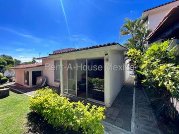 Alamos 2a Sec. Casa en Venta, Precio Competitivo, Lista para disfrutar o renovar, Una sola planta, 3 rec. Alberca, Amplios jardines
