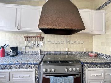 Alamos 2a Sec. Casa en Venta, Precio Competitivo, Lista para disfrutar o renovar, Una sola planta, 3 rec. Alberca, Amplios jardines