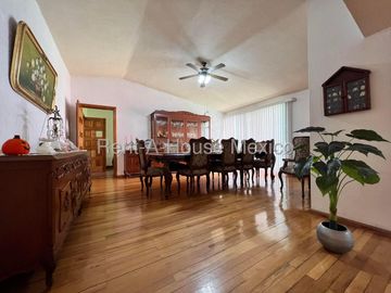 Alamos 2a Sec. Casa en Venta, Precio Competitivo, Lista para disfrutar o renovar, Una sola planta, 3 rec. Alberca, Amplios jardines